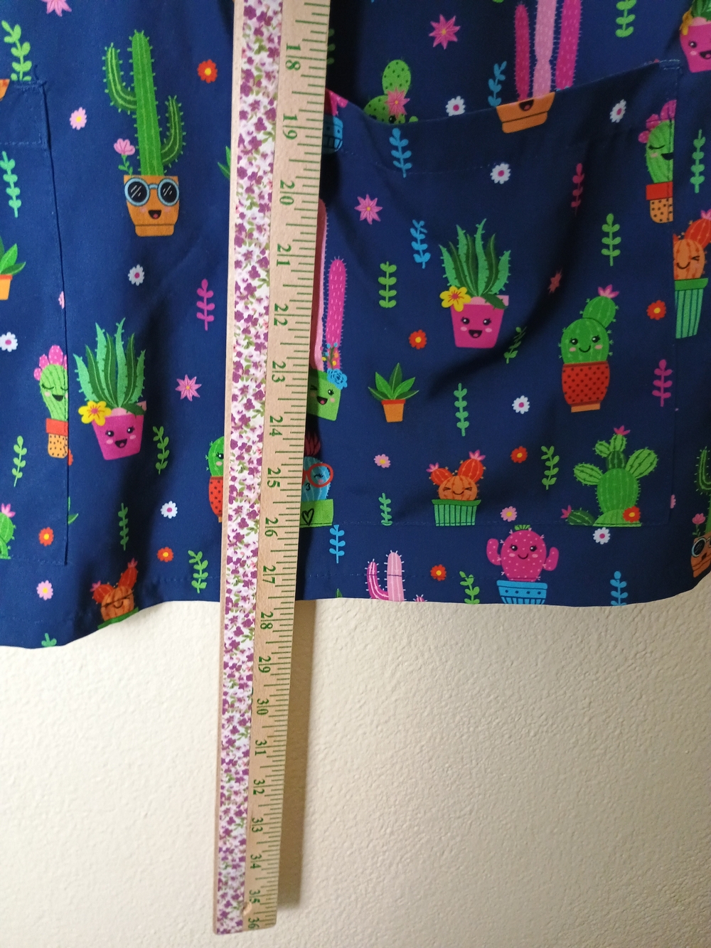 Ava Therese XL V-Neck Navy Cactus Print Scrub Top Front Patch Pockets - Picture 5 of 10